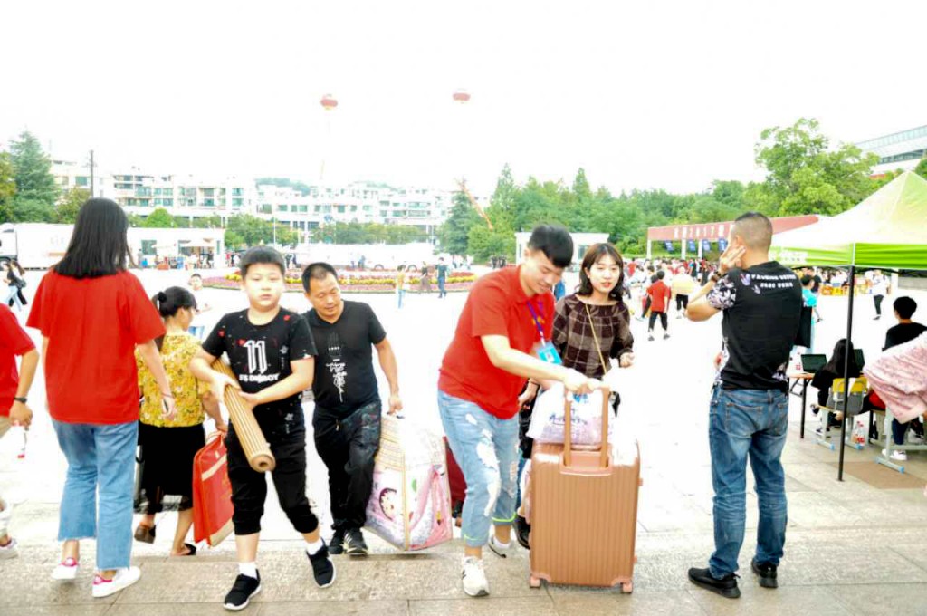 每一位新生都承载着一个家庭的期望，“送新”人群中，不乏举家前来者